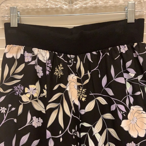 5. Add some WOW to your closet!!!!!!Calvin Klein Floral Wide Leg Pants in Black - Picture 5 of 16